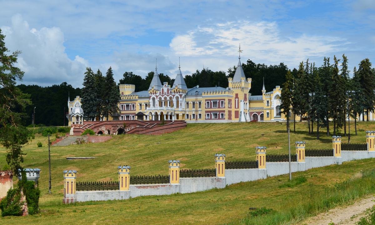 Усадьба фон Дервиза в Кирицах летом.